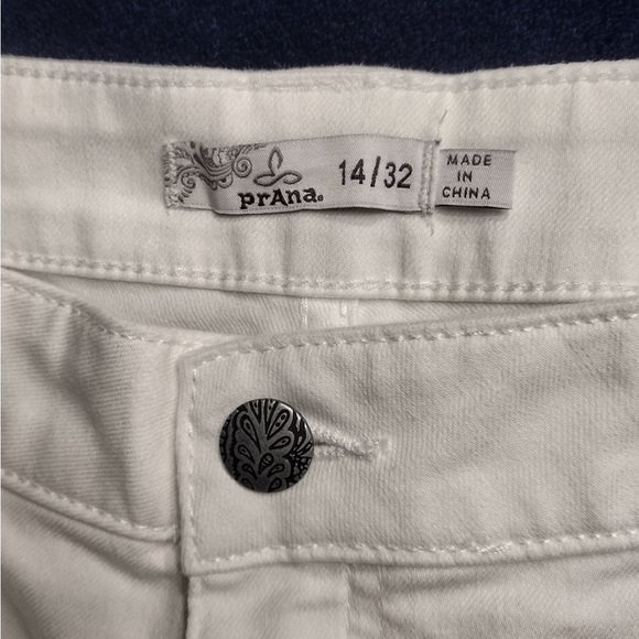 Prana Women's Cream Shorts size 14 pre owned Exellent condition. - Picture 3 of 5